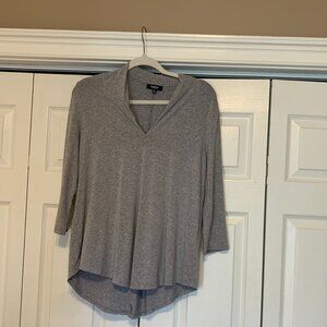 Premise Studio Grey Medium Hi Low Tee Shirt Elbow Length Sleeves VNeck